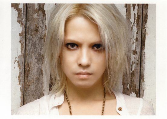 HYDE、リマスターコンプリートボックスの発売を記念してタワレコ3店舗で特大棺桶型パネルを展示