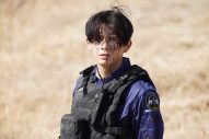 傷だらけでひとり佇む山田涼介！ 映画『大怪獣のあとしまつ』、衝撃のラストシーンの場面写真公開 - 画像一覧（1/1）