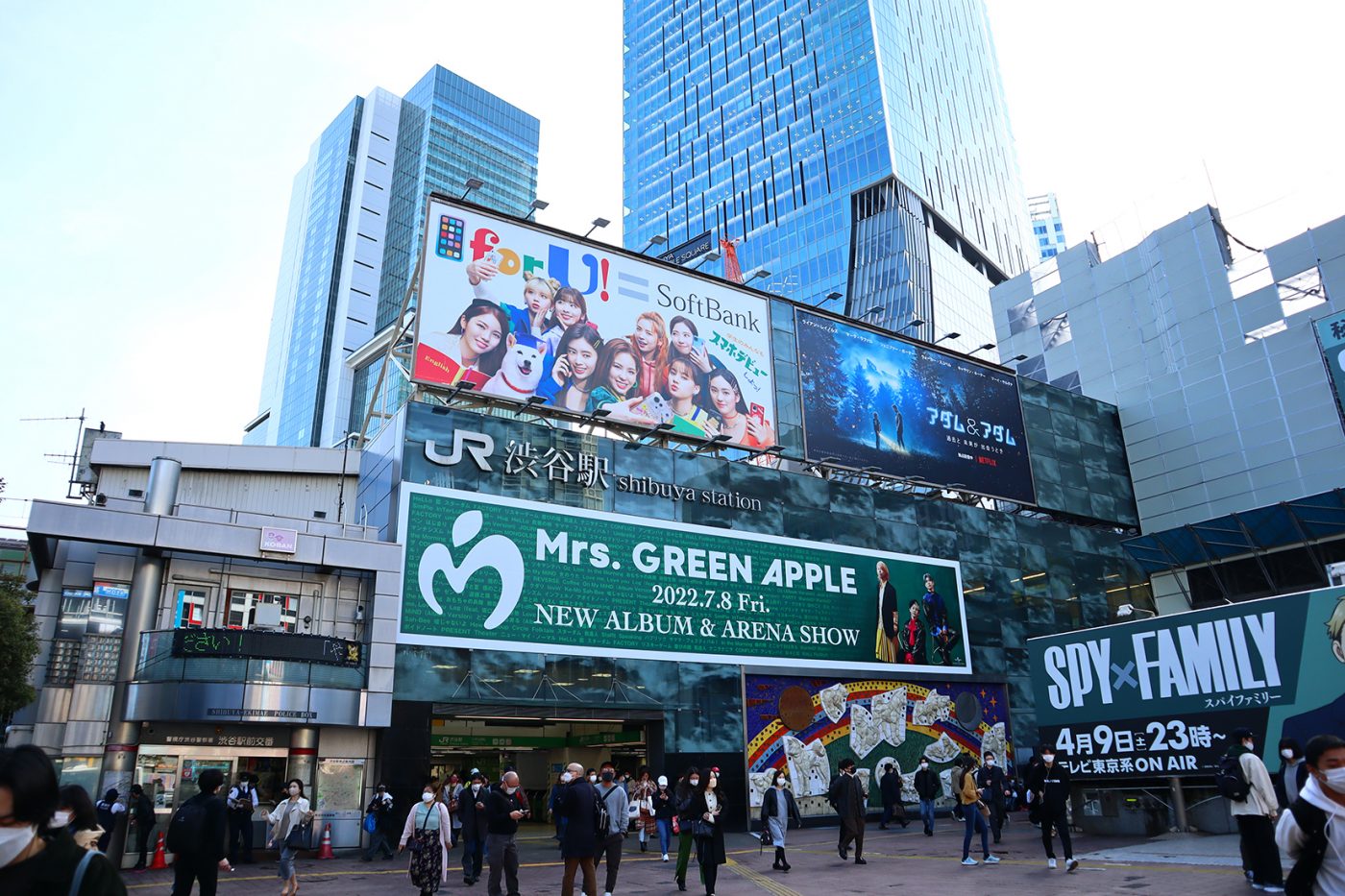 フェーズ2開幕！ Mrs. GREEN APPLE、渋谷駅前大型看板があらたなグラフィックにリニューアル