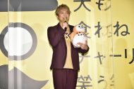 香取慎吾、主演映画に出演したフクロウとの間に微妙な空気!?「鳥と人生で接したことってありますか？」 - 画像一覧（4/5）