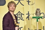 香取慎吾、主演映画に出演したフクロウとの間に微妙な空気!?「鳥と人生で接したことってありますか？」 - 画像一覧（1/5）