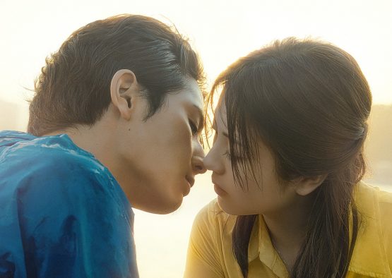 山田涼介×浜辺美波W主演映画『サイレントラブ』より、くちびるが今にも触れそうな美しい場面写真解禁