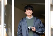 宮世琉弥×原菜乃華W主演映画『恋わずらいのエリー』に、小関裕太が初の教師役で出演！ 宮世とのオフショットも公開 - 画像一覧（1/2）