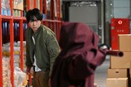 鋭い眼光で敵を睨みつける！櫻井翔主演新土曜ドラマ『新空港占拠』第一話場面写真＆新PR映像解禁 - 画像一覧（1/5）