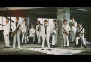 スカパラ、TAKUMA（10-FEET）とコラボした新曲のタイトルが「風に戦ぐブルーズ」に決定！お揃いの白スーツで決めた新ビジュアルも解禁 - 画像一覧（2/2）