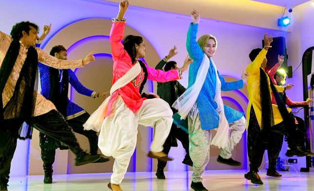中島健人、インド映画流ダンスに挑戦！「日本映画もダンスを踊るのがスタンダードになる日が来るかも」
