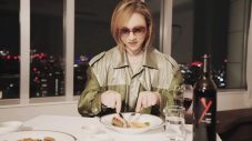 YOSHIKIがただ食べている様子が映し出されている動画シリーズ「YOSHIKI eats」第2弾公開 - 画像一覧（1/1）