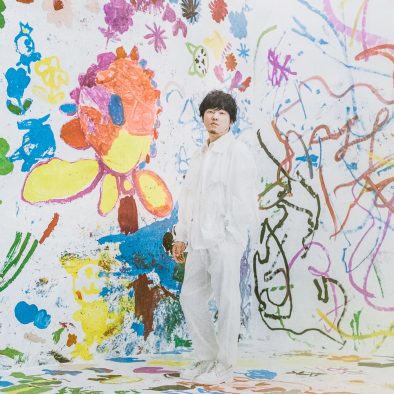 秦基博、総勢46人の子どもたちが描いたニューアルバム『Paint Like a Child』ジャケット写真公開