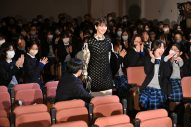 【レポート】 山田涼介＆浜辺美波のサプライズ登場に女子生徒350人が絶叫！「かわいい！」「カッコいい！」「大好き！」 - 画像一覧（4/5）