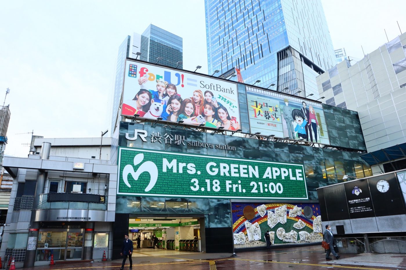 Mrs. GREEN APPLE、渋谷駅前大型看板とビジョンをジャック！ 新アーティストロゴを突如公開 - 画像一覧（3/3）