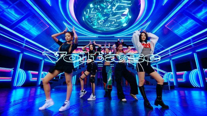 ITZY、初の日本オリジナル曲「Voltage」のMV公開！ パワフルなダンスで“Voltage up”を表現