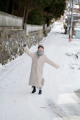 日向坂46・影山優佳、初写真集より雪景色の先行カット公開！「ぜひ一緒に旅行しているような気持ちで楽しんでもらえたら」