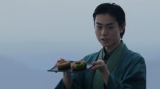 菅田将暉、ミスド新商品のTVCM『抹茶とほうじ茶。第一弾』篇で美しいお茶の所作を披露 - 画像一覧（12/12）