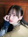 日向坂46・影山優佳、1st写真集より、思わず吸い込まれそうな上目遣いのカットが到着 - 画像一覧（1/1）