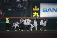 JO1、甲子園球場に登場！ 元高校球児の豆原一成＆川西拓実がファーストピッチセレモニー - 画像一覧（9/11）