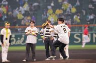 JO1、甲子園球場に登場！ 元高校球児の豆原一成＆川西拓実がファーストピッチセレモニー - 画像一覧（6/11）