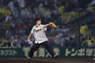 JO1、甲子園球場に登場！ 元高校球児の豆原一成＆川西拓実がファーストピッチセレモニー - 画像一覧（3/11）