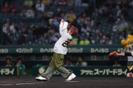 JO1、甲子園球場に登場！ 元高校球児の豆原一成＆川西拓実がファーストピッチセレモニー - 画像一覧（1/11）