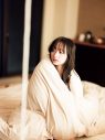 日向坂46・影山優佳、1st写真集よりランジェリーカット撮影中の布団に包（くる）まる様子を公開 - 画像一覧（1/1）