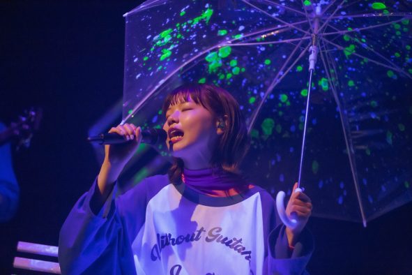 asmi、スペシャルライブ『ギターもなしに歌えというのか!?』で12月のライブツアーをサプライズ発表