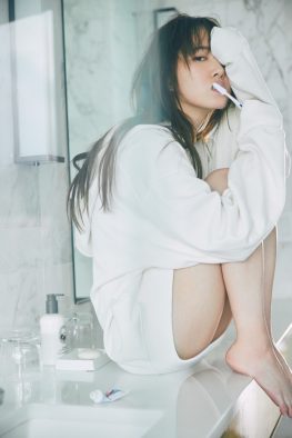 日向坂46・加藤史帆、1st写真集からの先行カット第3弾は隠しきれない色気が漂うすべすべの白肌カット2点