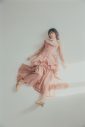 櫻坂46藤吉夏鈴、ガーターリングを装着した美脚ショット＆ヴィンテージドレスを纏ったオフショット動画を公開 - 画像一覧（1/2）