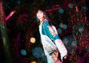 幾田りら、新曲「レンズ」を配信リリース！ ピンクのロングドレスで舞い踊るMVのプレミア公開も決定 - 画像一覧（1/2）