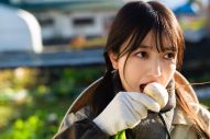 乃木坂46・久保史緒里、1st写真集『交差点』より祖母の畑で新鮮なカブにかぶりつくカットを公開 - 画像一覧（7/7）