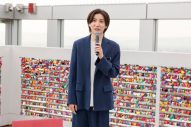 【レポート】京本大我、空中庭園で単独初主演映画『言えない秘密』のヒット祈願！ヒロイン役の古川琴音とハート型の南京錠をロック - 画像一覧（2/6）