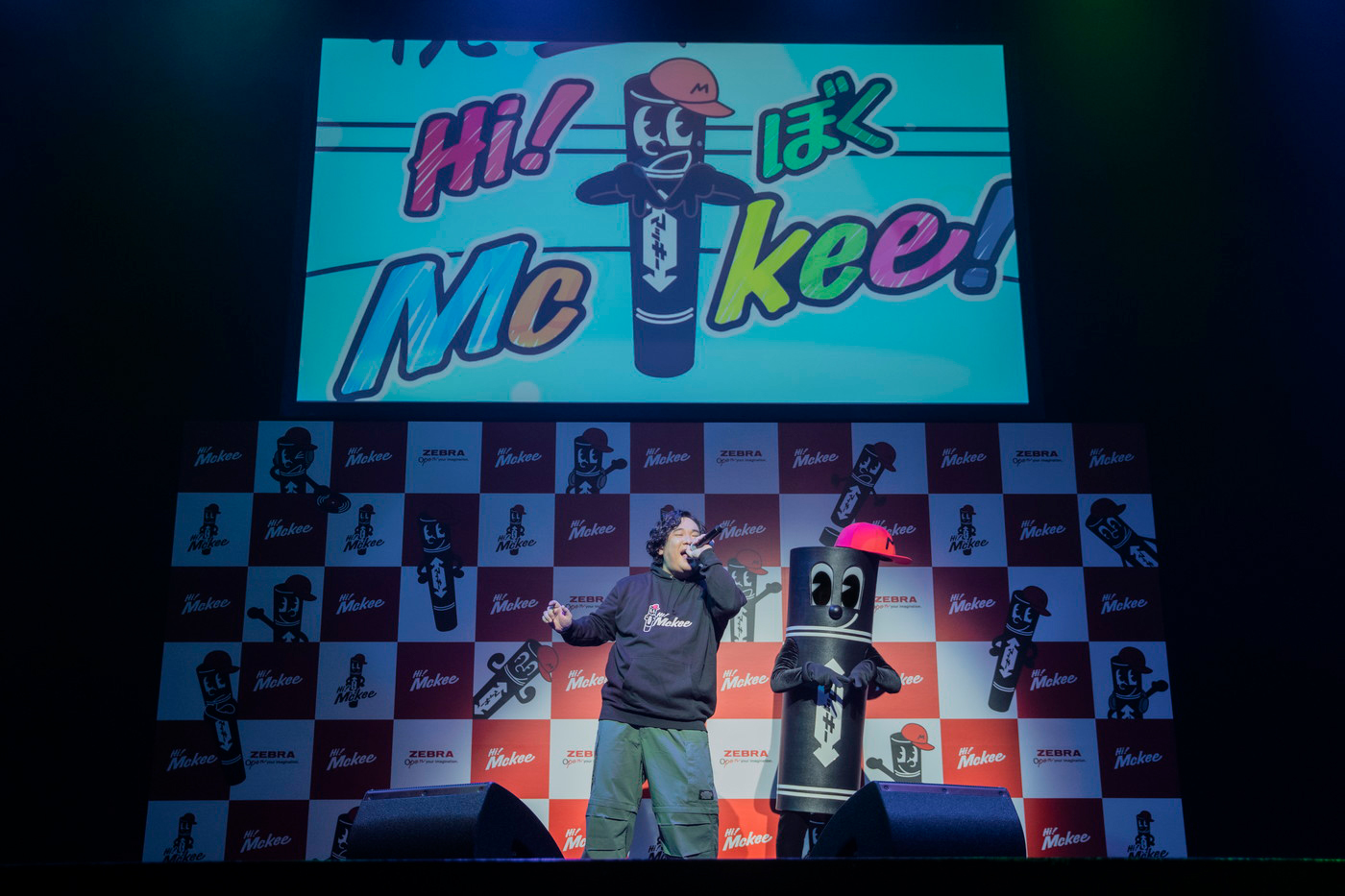 【レポート】岡崎体育、ハイマッキーの新キャラクター“Hi! Mckee”とサイン色紙速書き対決！オリジナルテーマソング「Hi! Mckee」も披露 - 画像一覧（5/15）