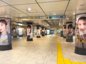 プロジェクト『IDOLS』の柱巻き広告が表参道駅に登場！「表参道駅にIDOLSのメンバーがいっぱいいます！」（Girls²山口綺羅） - 画像一覧（2/7）