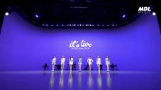 BABYMONSTER、『it’ Live』にてバンド生演奏をバックに「FOREVER」を披露 - 画像一覧（8/9）