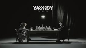 Vaundy、新曲「GORILLA 芝居」MV公開！事前収録映像×生ライブ映像による新感覚MV