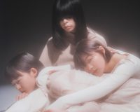 本日20時！ 羊文学、映画『岬のマヨイガ』公開直前番組にて主題歌「マヨイガ」を生パフォーマンス