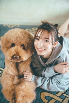 櫻坂46・守屋麗奈、1st写真集よりプードルとたわむれる先行カット公開