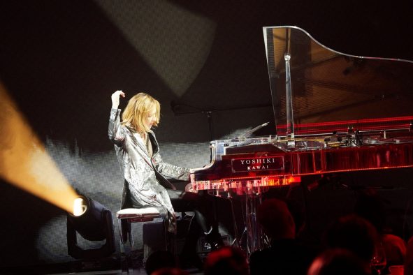 【ライブレポート】YOSHIKI、“世界一豪華なDINNER SHOW”を完走！ 最終日にはX JAPANのHEATHのサプライズ登場も