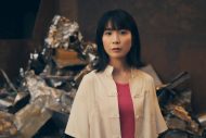 橋本絵莉子、新曲「宝物を探して」を配信リリース！ 万華鏡映像をバックに歌うMVも公開 - 画像一覧（1/1）