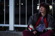 堂本剛主演映画『まる』より、綾野剛演じる売れない漫画家が登場する場面写真公開 - 画像一覧（3/3）