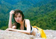 櫻坂46・小林由依、2nd写真集『意外性』のオリコンランキング1位獲得を記念して未公開カット3点解禁 - 画像一覧（3/3）