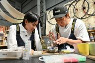 NEWS小山慶一郎＆加藤シゲアキ、タイムマシーン3号とボトリウムを全力メイキング！ まさかのハプニングも - 画像一覧（2/4）