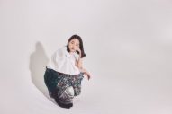 のん、私服で挑んだ撮影のオフショットを公開。「袖のデザインは大事」 - 画像一覧（6/6）