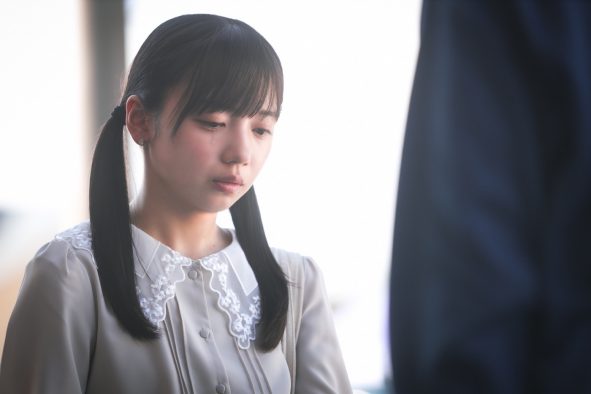 齊藤京子（日向坂46）演じる主人公・深愛の涙の意味とは!? ドラマ『泥濘（ぬかるみ）の食卓』第1話場面写真公開