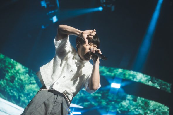 UVERworld、アニメ『青エク』と4度目のタッグ決定！ 大阪城ホール公演でサプライズ発表