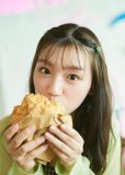 日向坂46佐々木美玲が大きなハンバーガーをガブリ！初写真集より先行カット第3弾解禁