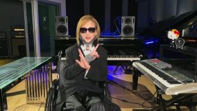 YOSHIKI、三度目の頚椎手術後初の生放送に車椅子で登場！「順調に回復しています」