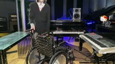 YOSHIKI、三度目の頚椎手術後初の生放送に車椅子で登場！「順調に回復しています」 - 画像一覧（2/3）