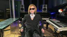 YOSHIKI、三度目の頚椎手術後初の生放送に車椅子で登場！「順調に回復しています」 - 画像一覧（1/3）