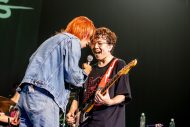 【SMA50th】THE KEBABSとPUFFYの熱気溢れる貴重な2マンライブ。両バンドのギタリストが新井弘毅だから実現したステージをレポート！ - 画像一覧（4/14）