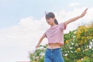 乃木坂46岩本蓮加1st写真集『いたずらな風』裏表紙4パターン＆秋元康の帯コメント公開 - 画像一覧（3/4）