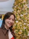 のん、光り輝くクリスマスツリーとの笑顔ショット公開！ 「11月のメリークリスマス」 - 画像一覧（1/2）